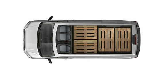 Visão de cima do interior do compartimento de carga do VW Crafter Cargo. Quatro europaletes estão dispostas lado a lado.