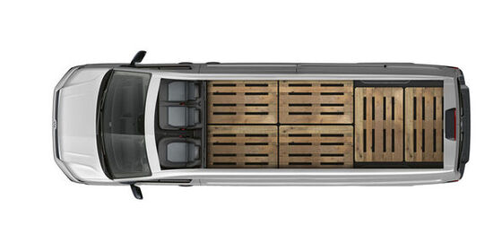 Visão de cima do interior do compartimento de carga do Volkswagen Crafter cargo. Seis europaletes estão dispostas lado a lado.