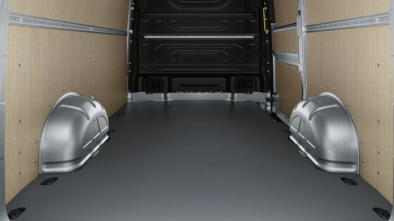 Interior do compartimento de carga do Crafter Cargo VW Veículos Comerciais. Pode ver-se o piso em madeira de faia.