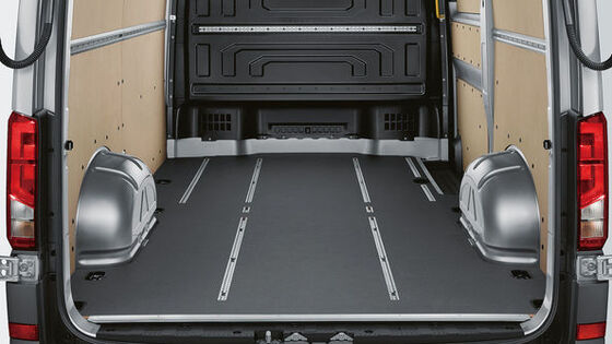 Interior do compartimento de carga do VW Crafter Furgão. Pode ver-se o piso universal.