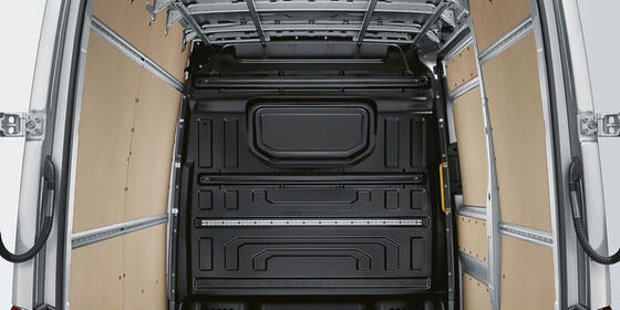 Interior do compartimento de carga do VW Crafter cargo com separador de carga sem janela.