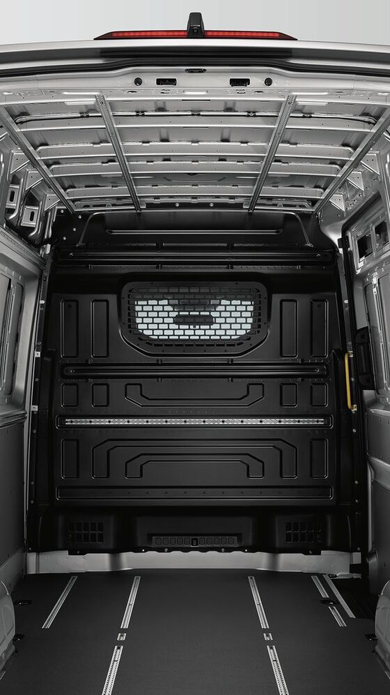 Interior do compartimento de carga do VW Crafter Cargo com separador de carga com grelha e janela.