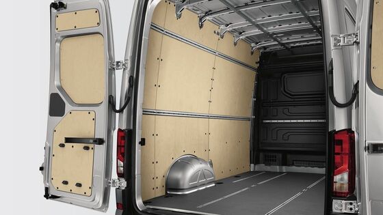 Interior do compartimento de carga do Crafter Cargo com revestimento do compartimento de carga em contraplacado até ao tejadilho.