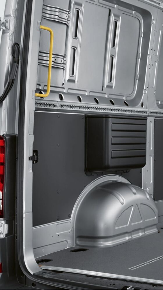 Interior do compartimento de carga do Crafter Cargo Volkswagen Veículos Comerciais com revestimento em plástico até meia altura.