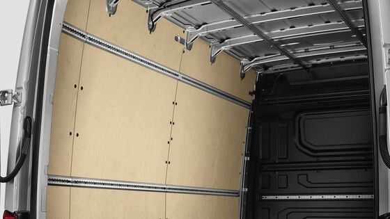 As calhas e os olhais de fixação no compartimento de carga do Crafter Cargo da Volkswagen Veículos Comerciais.
