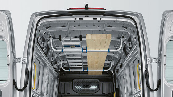 A calha de tejadilho interna no compartimento de carga do VW Crafter Cargo em detalhe.