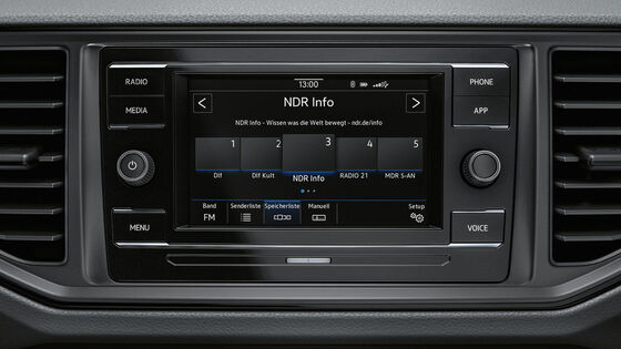 O sistema de rádio Volkswagen "Composition Media" ao detalhe.