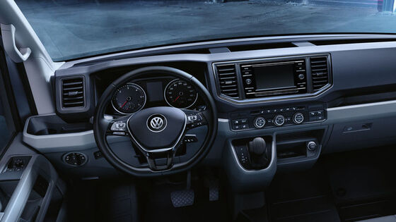 Cockpit VW Crafter parada a ver-se o serviço online Car-Net no ecrã multifunções