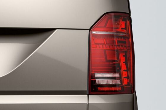 Uma luz traseira LED de uma carrinha comercial Volkswagen Caravelle 6.1