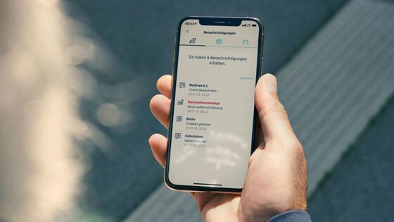 Smartphone com a app We Connect da Volkswagen aberta no ecrã