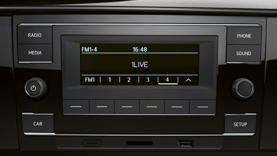 Vista frontal do sistema de rádio da Volkswagen "Composition Audio" da VW Caravelle 6.1