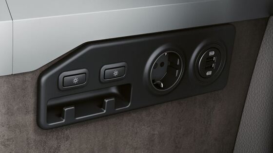 Uma tomada de 230 V e duas entradas USB na cozinha de uma VW Califórnia 6.1.