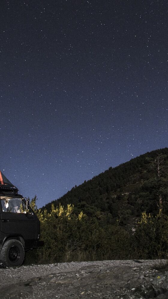 A T3 de Rob Heran estacionado de noite no meio de uma paisagem de montanha selvagem. Em primeiro plano pode ver-se a cruz no cume.