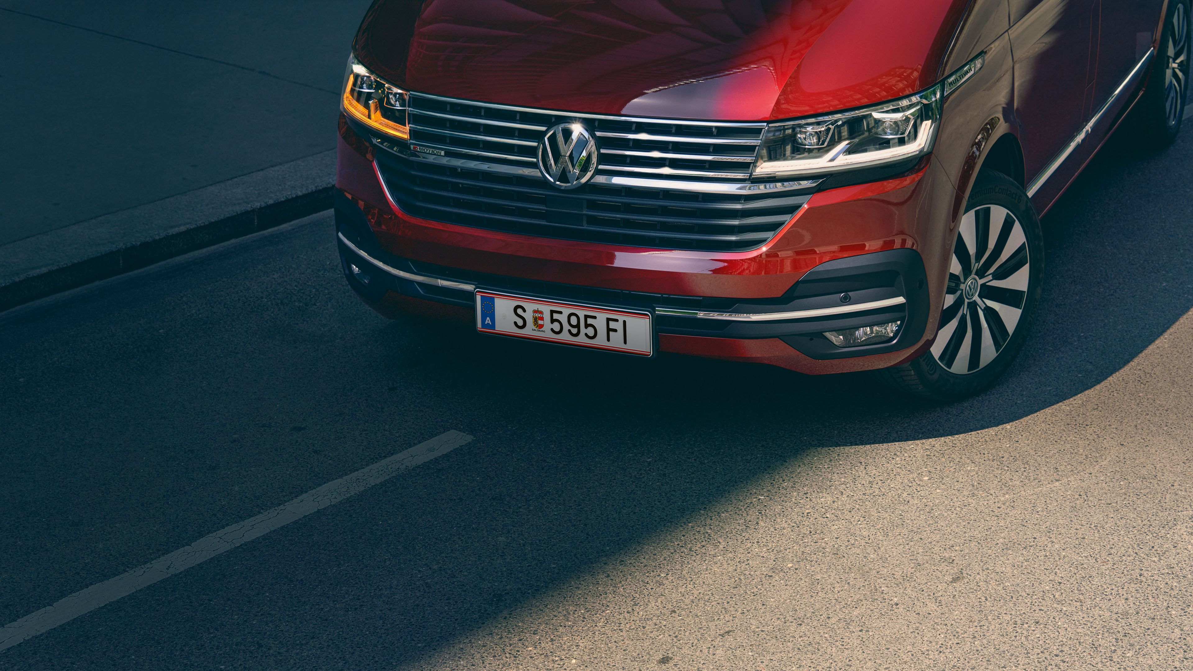 Front eines roten VW Nutzfahrzeugs mit Vorsteuerabzug