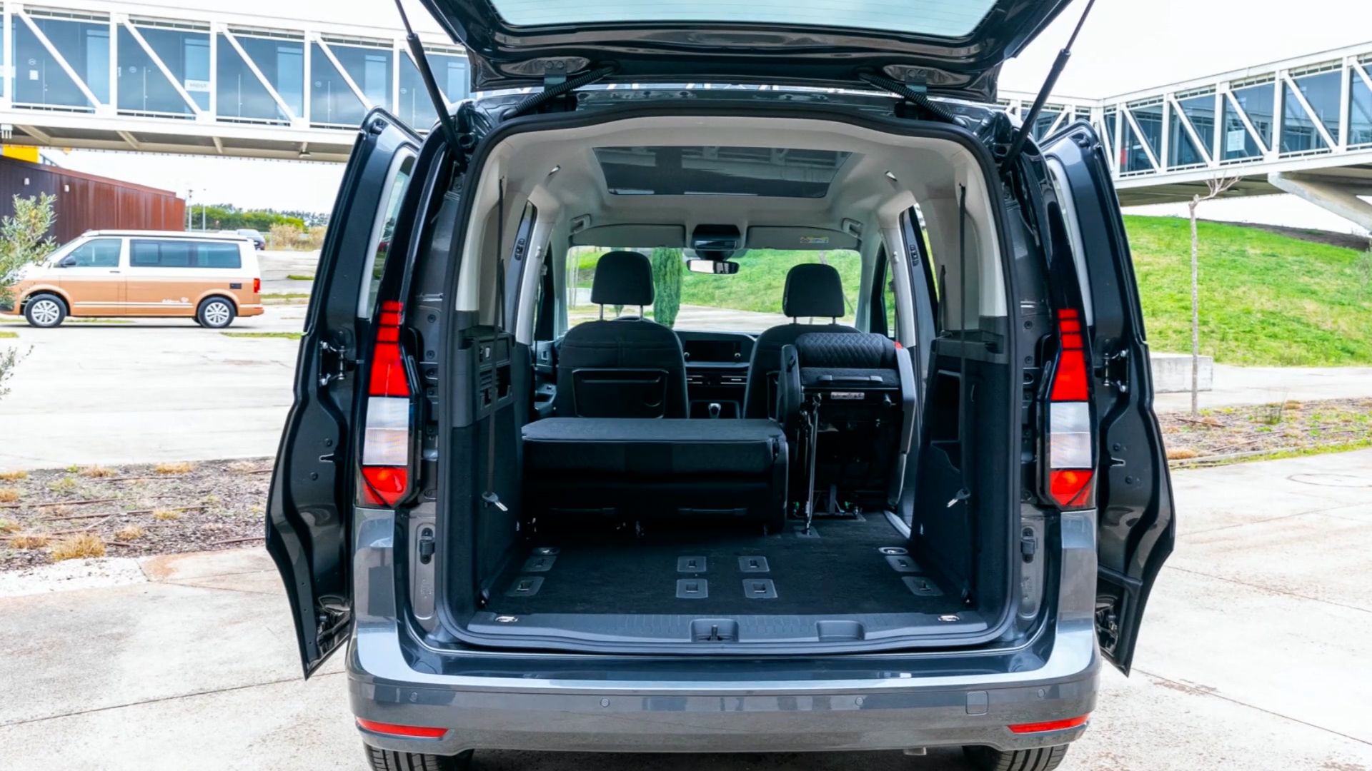 Interior da Volkswagen Caddy, de 7 lugares.